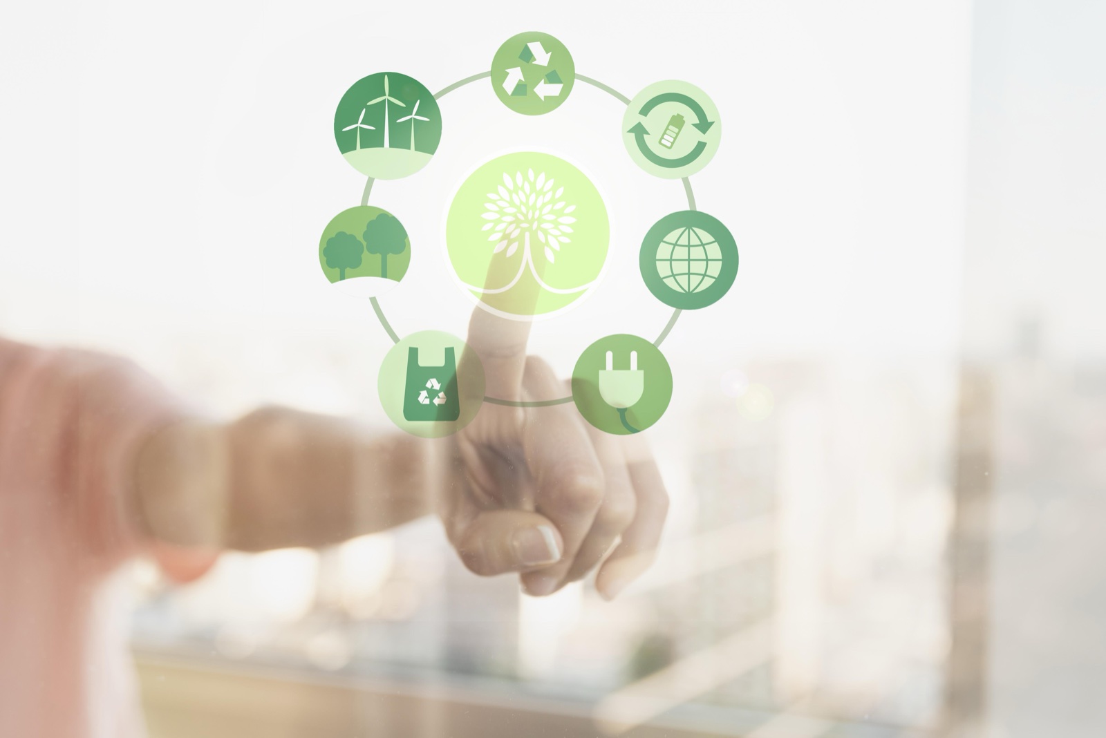 Mano señalando iconos de energía renovable, reciclaje y sostenibilidad